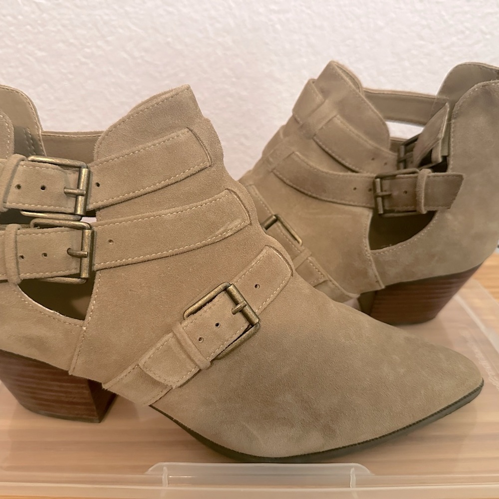 Treasure & Bond zip up low heel booties